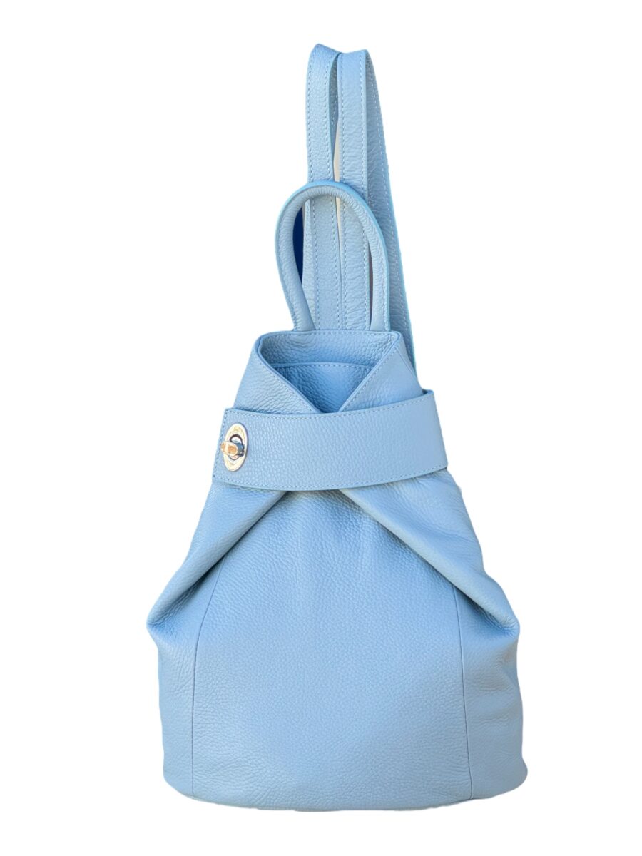 Mochila de cuero en color azul celeste con diseño moderno y cierre giratorio metálico. Ideal para complementar un look fresco y elegante.