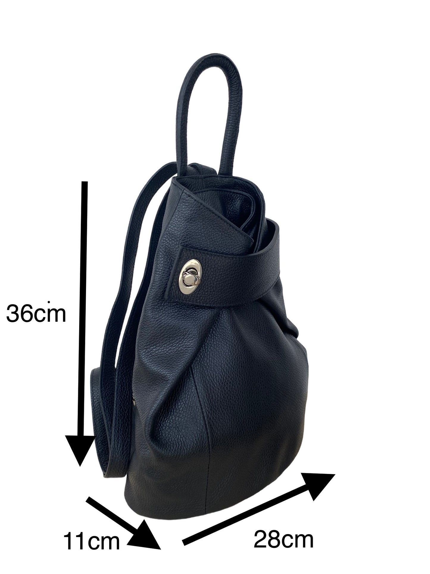 Mochila de cuero negro para mujer, diseño moderno y minimalista con broche metálico. Medidas: 36 cm de alto, 28 cm de ancho y 11 cm de profundidad. Ideal para combinar con looks casuales y elegantes.