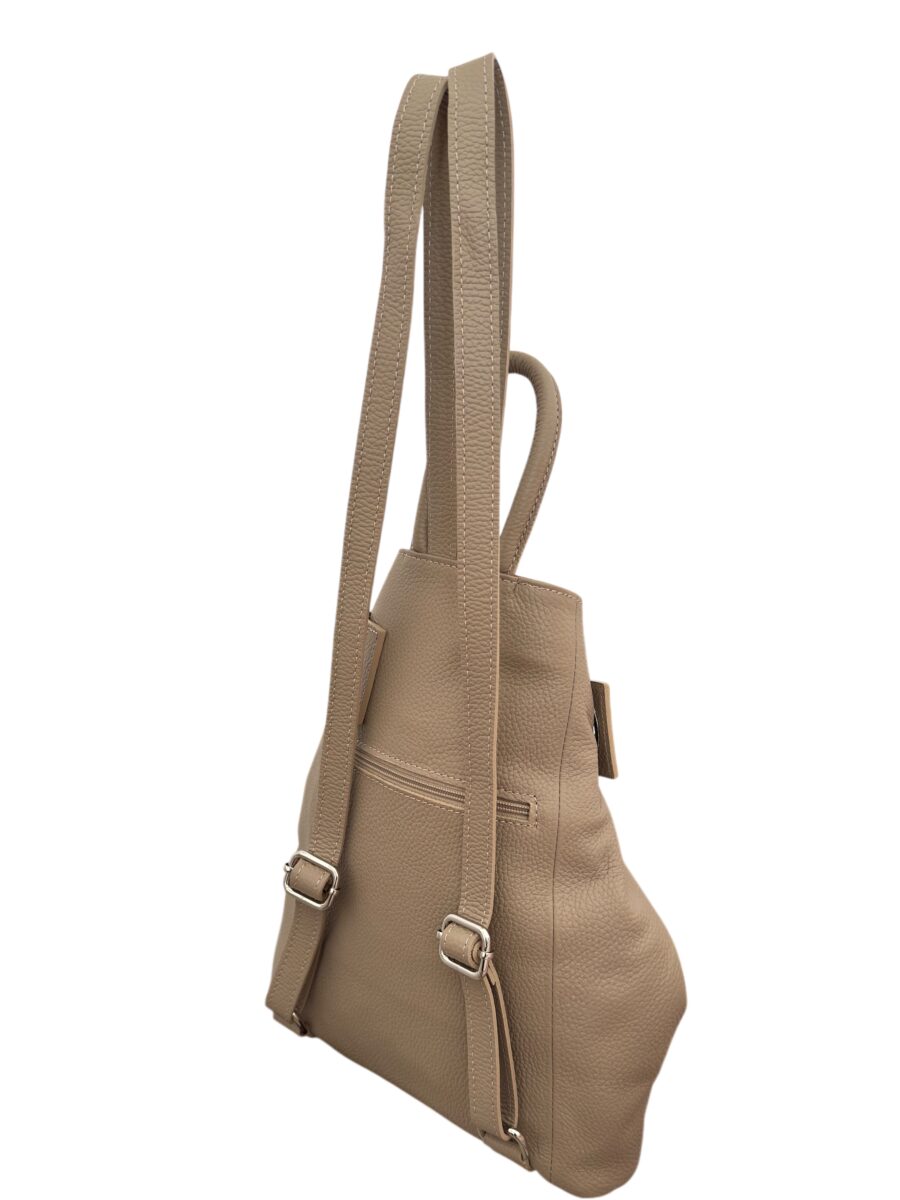 Vista trasera de mochila de cuero beige para mujer con correas ajustables y bolsillo con cierre. Diseño ergonómico y seguro, ideal para el uso diario con estilo y comodidad.