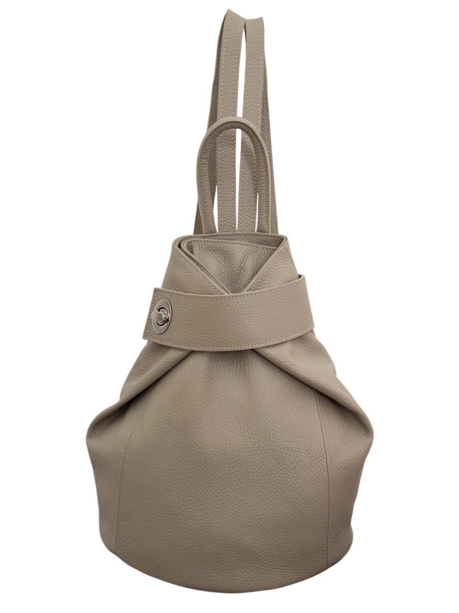 Mochila de cuero beige para mujer con diseño elegante y moderno. Cuenta con cierre metálico frontal y asas ajustables para mayor comodidad. Ideal para un look sofisticado y funcional.