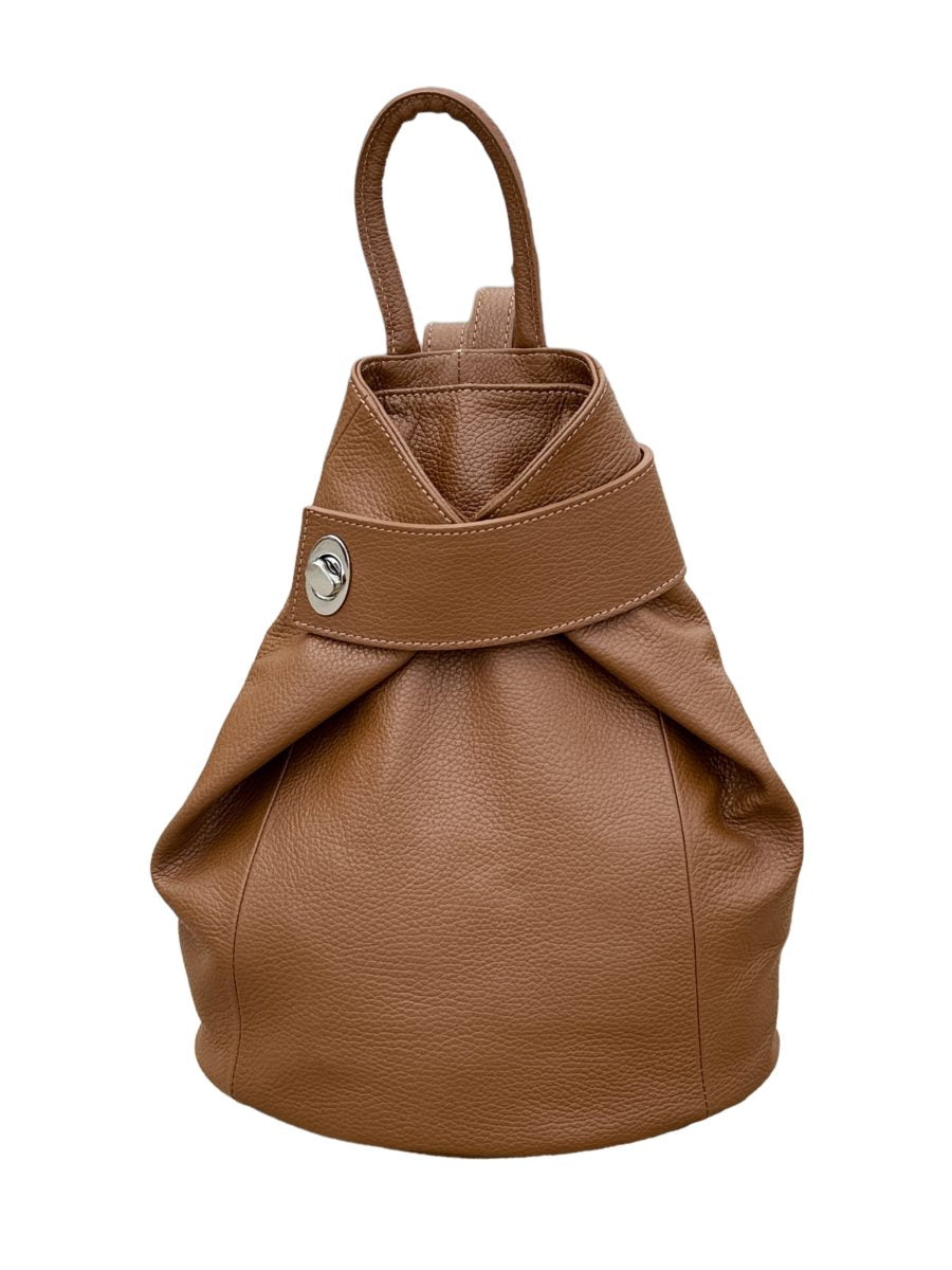 Mochila de cuero color camel con diseño elegante y cierre giratorio metálico. Perfecta para un look sofisticado y funcional en cualquier ocasión.
