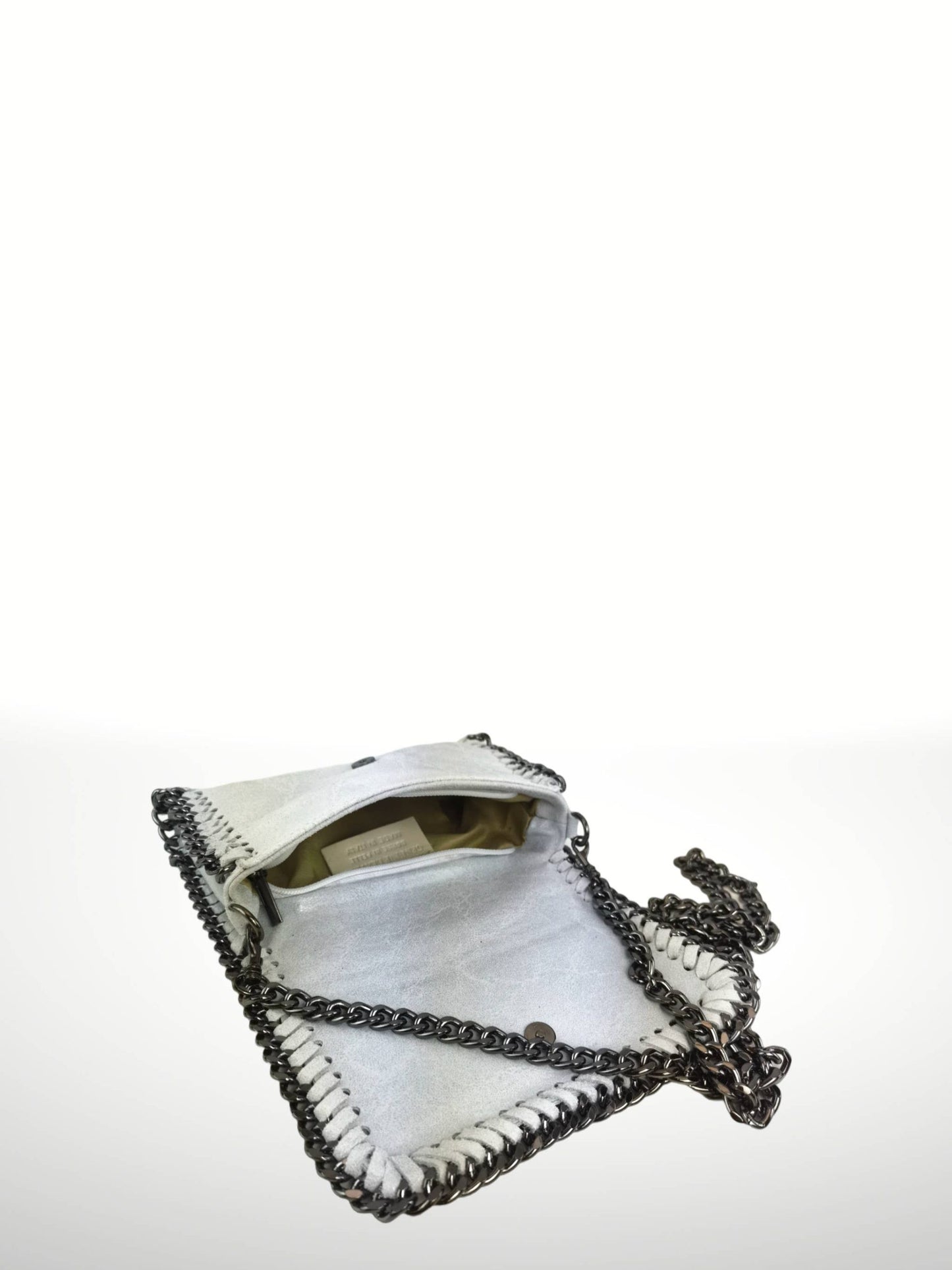 interior bolso bandolera de piel metalizada, elegante y moderno. Ideal para un look de fiesta.