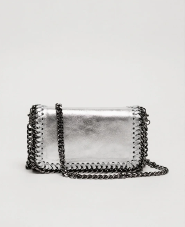 Bolso bandolera de piel plateado metalizada, elegante y modera. Compra tu bolso de piel barato online.