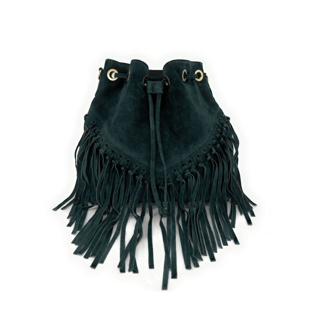 Bolso de piel tipo cubo con flecos, bandolera shopper verde. Diseño boho chic, ideal con botas o botines. Compra online