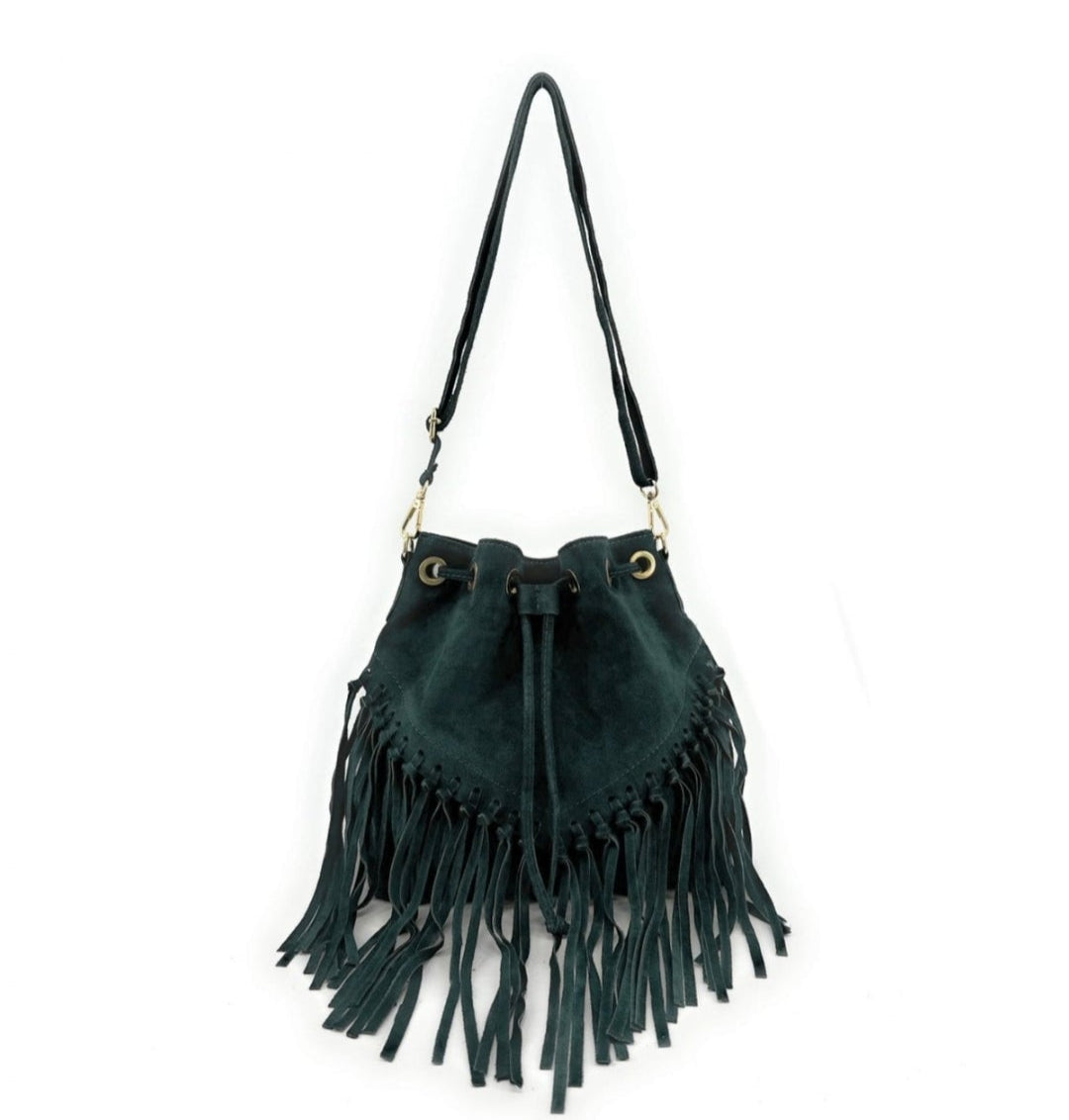 Bolso de piel tipo cubo con flecos, bandolera shopper verde. Diseño boho chic, ideal con botas o vestidos. ¡Compra online ahora!