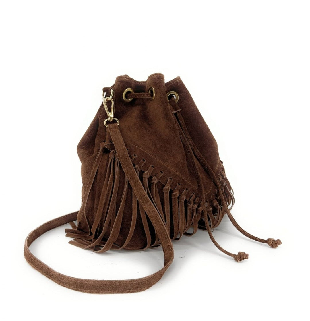 Bolso de piel tipo cubo con flecos, estilo bandolera marron Diseño boho y versátil, perfecto para mujer. ¡Compra online ahora!