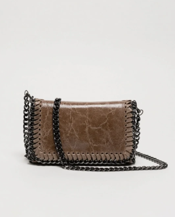 Bolso bandolera de piel beige metalizada, elegante y modera. Compra tu bolso de piel barato online.