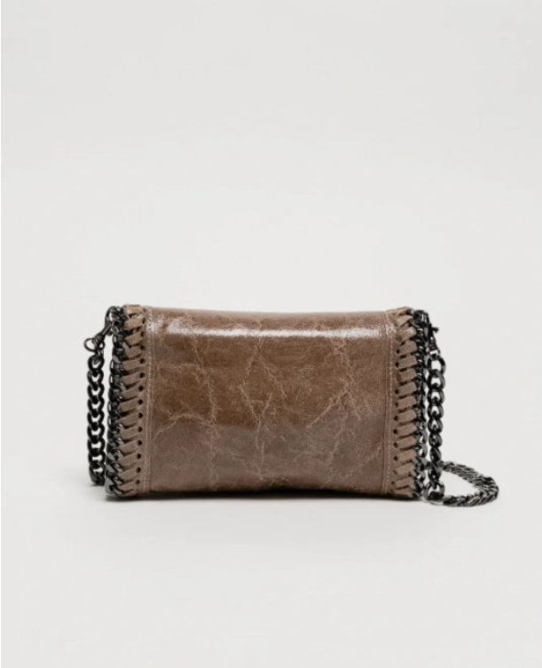 Bolso bandolera de piel beige metalizada, elegante y modera. Compra tu bolso de piel barato online.