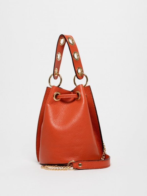 trasero mini bag de piel naranja con cadena en dorado para llevar como bandolera