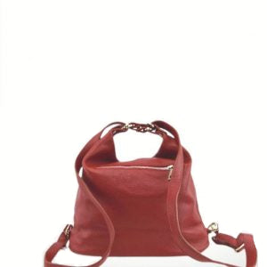 Bolso mochila de piel rojo para mujer, convertible en bandolera. Diseño artesanal y detalles en metal. Compra bolsos piel de calidad