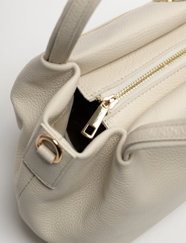 detalle cremallera dorada de bolso piel. correa extraible y asas fijas