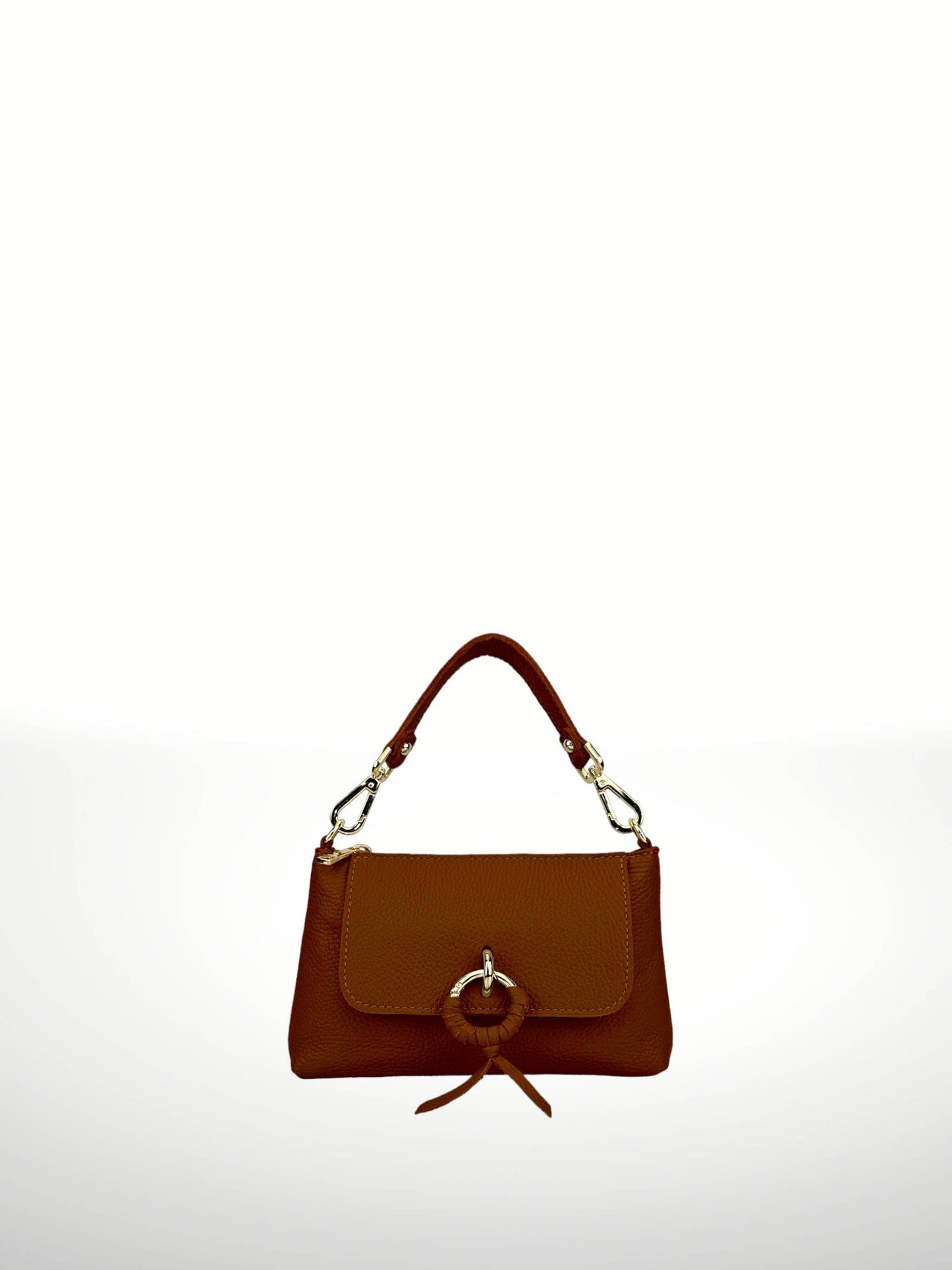 Bolso de piel marrón con asa corta y cierre de aro metálico. Diseño versátil y elegante.