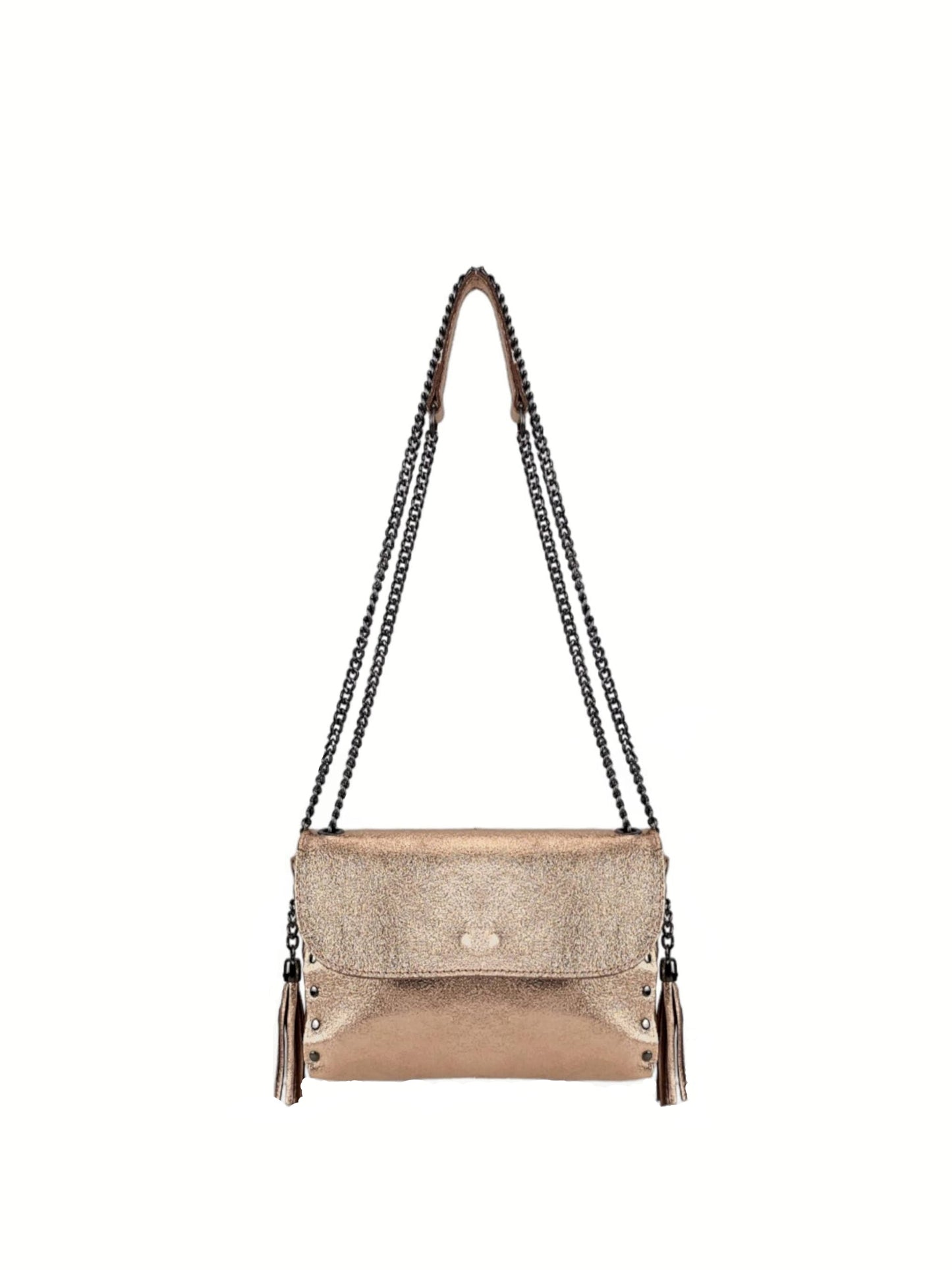 Bolso de piel oro rosa con cadena y tachuelas laterales. Diseño elegante y versátil para cualquier ocasión.