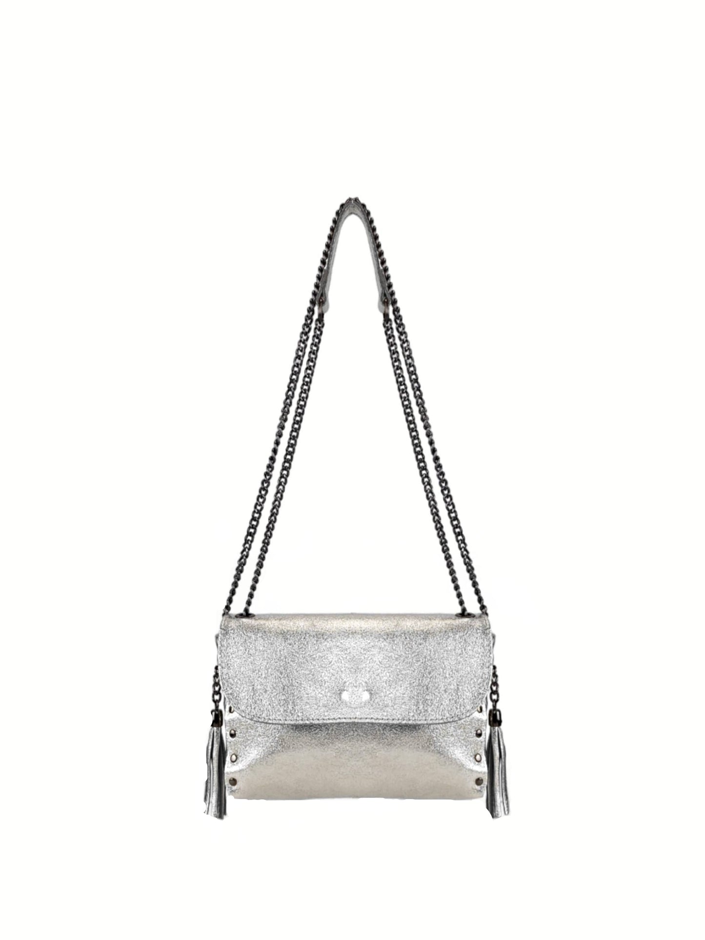 Bolso de piel plateado con cadena y detalles laterales. Diseño elegante y versátil. Compra online en nuestra tienda
