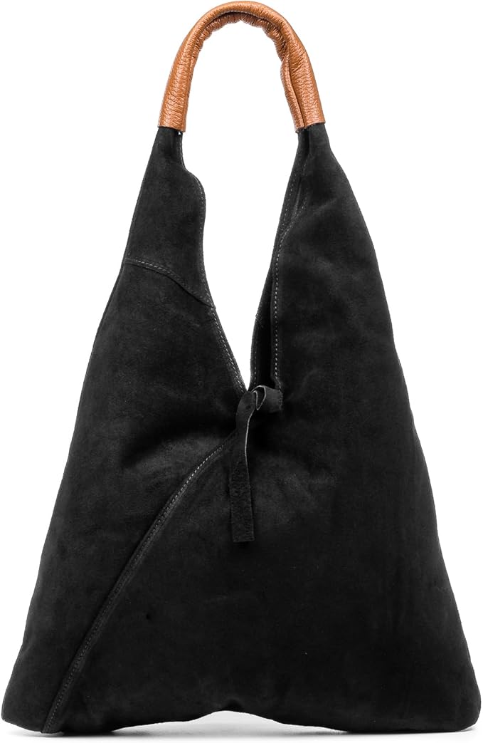 Bolso de piel negro con cierre de lazada, asa ancha forrada y costuras verticales. Incluye cartera a juego. Elegancia y estilo