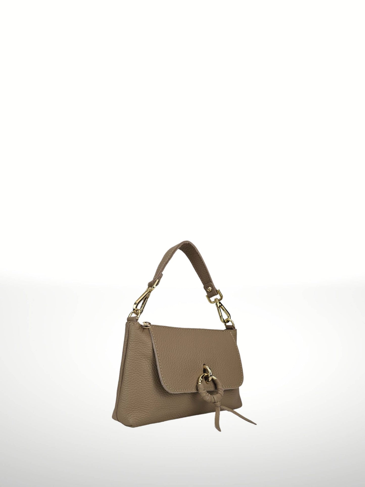 Bolso de piel taupe con asa corta y cierre de aro metálico. Diseño versátil y elegante.compra online