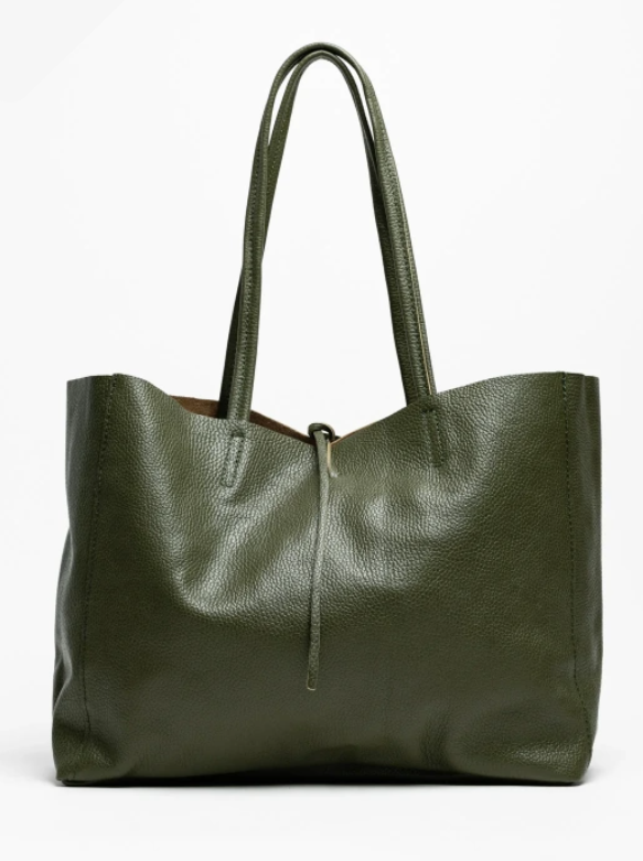Bolso shopper de piel verde, diseño elegante con cierre de cordón y asas largas. Compra bolsos de piel online.