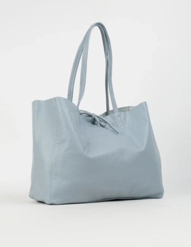 Bolso shopper de piel celeste, diseño elegante con cierre de cordón y asas largas. Compra bolsos de piel economicos
