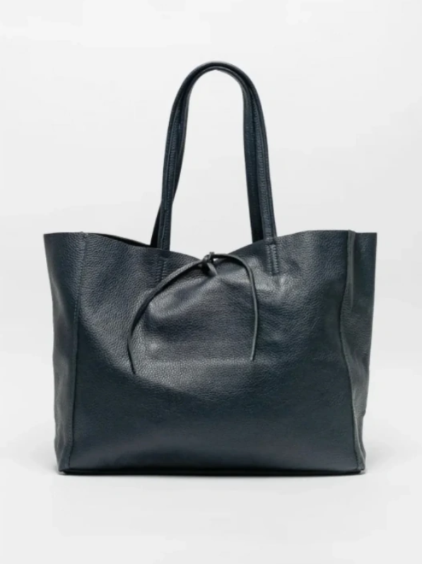bolso estilo shopper de piel negro. asas largas y cierre cordón para mujer