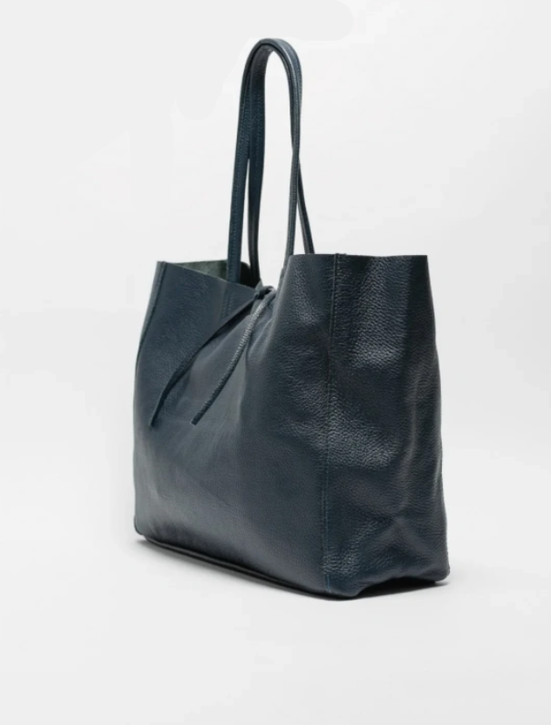 bolso de piel estilo shopper negro. asas largas para hombro. cierre cordón compra online.