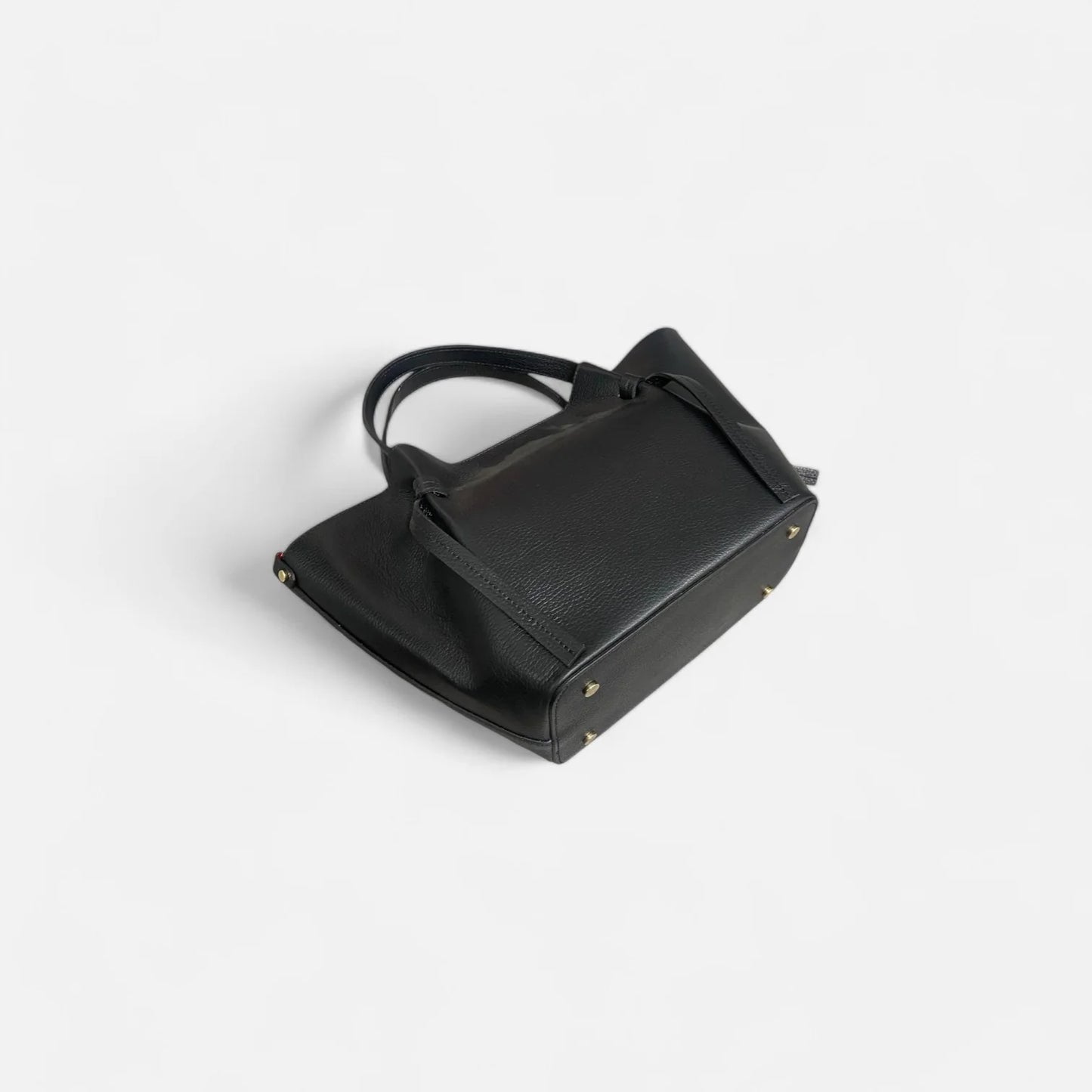 bolso de piel negro para mujer. tote de cuero autentico. elegante y versatil