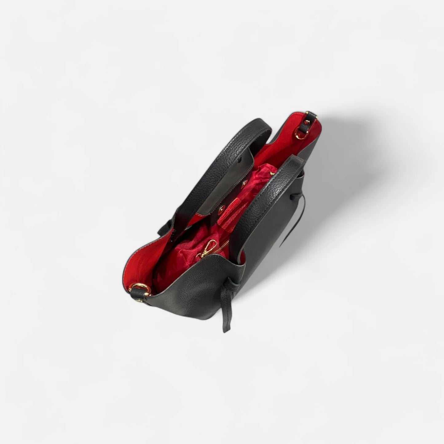 Bolso tote de cuero negro con interior rojo, asas y detalles de lazo lateral, comprar bolsos de piel autentica baratos