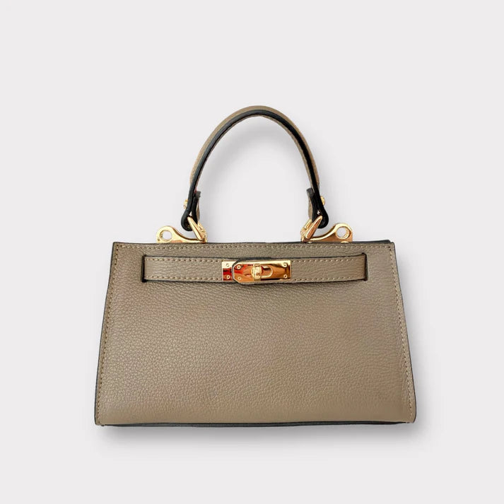 bolso tote de piel beige, con correa extraible de cuero autentico. estilo new clasico. herrajes dorados
