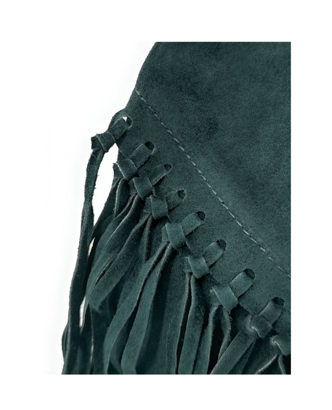 Detalle bolsa de ante verde con flecos. cómpralo en nuestra tienda online
