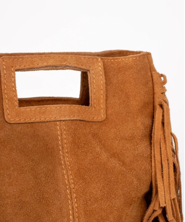 detalle bolso ante color camel y flecos. para llevar al hombro o de mano