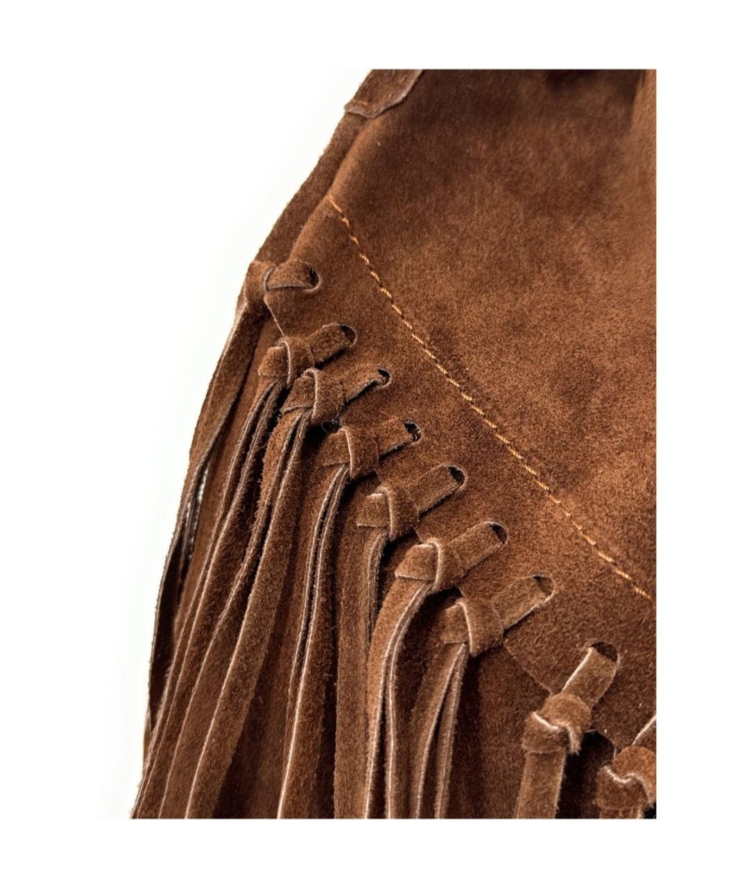 Bolso de piel tipo cubo con flecos, bandolera para mujer. Diseño boho chic, ideal con botas o vestidos. ¡Compra online ahora!