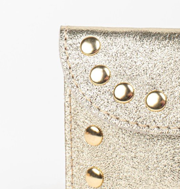 detalle monedero de cuero con tachuelas plateado, estilo rockero y chic para mujer