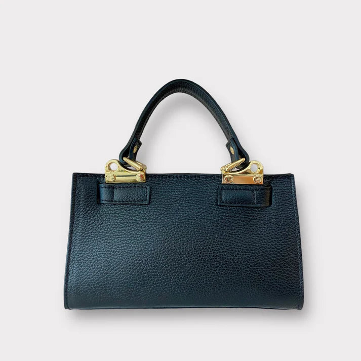 Bolso tote de piel con cierre dorado y correa ajustable.