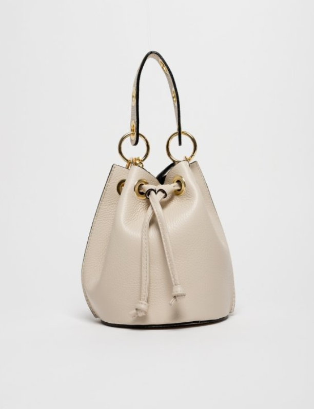 New bag de cuero beige, diseño de calidad para fiesta. Fabricación cuidada y disponible online en nuestra tienda