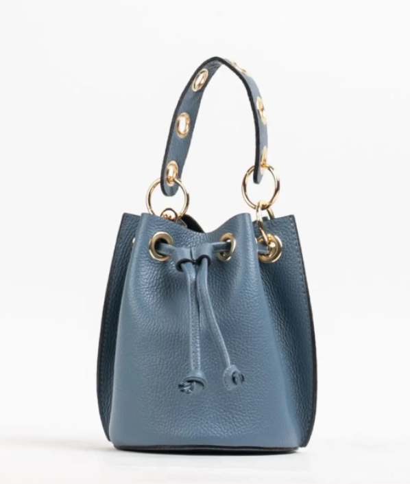 New bag de cuero azul, diseño de calidad para fiesta. Fabricación cuidada y disponible online en nuestra tienda
