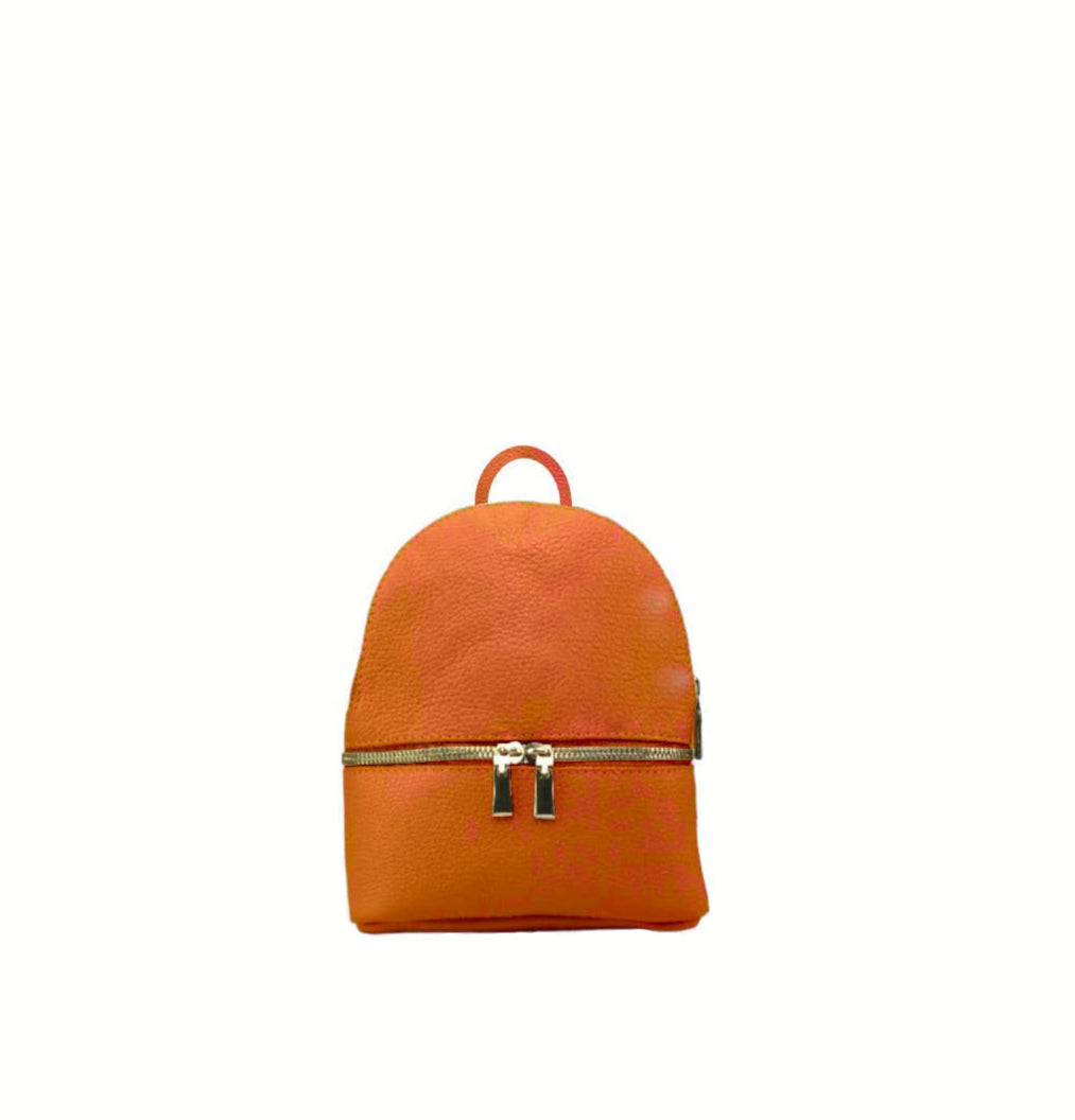 Mochila de cuero en color naranja con textura granulada y detalles en dorado. Diseño moderno, perfecta para un look vibrante.