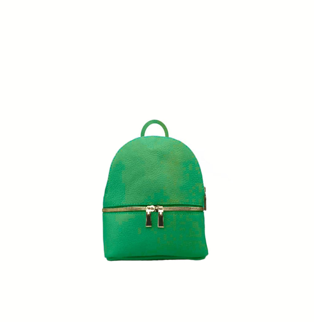 Mochila pequeña de piel verde esmeralda con doble cremallera dorada, diseño minimalista y correas ajustables