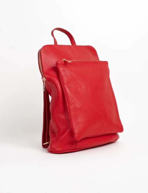 Mochila de piel color rojo, bolsillos con cremallera, asas ajustables y base reforzada. Calidad y diseño