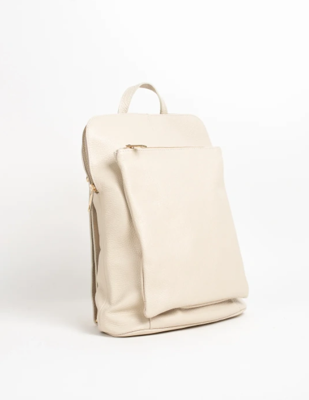 Nuestra mochila unisex de piel blanca, diseño de calidad con bolsillos y asas ajustables. Disponible en nuestra tienda online