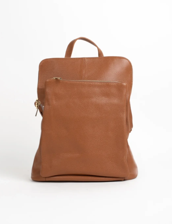 Nuestra mochila unisex de piel marron, diseño de calidad con bolsillos y asas ajustables. Disponible en nuestra tienda online