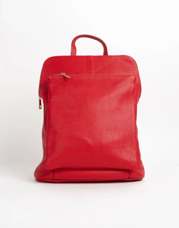 Nuestra mochila unisex de piel rojo, diseño de calidad con bolsillos y asas ajustables. Disponible en nuestra tienda online