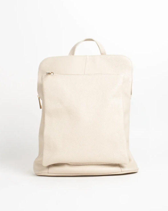 Mochila de piel blanca, bolsillos con cremallera, asas ajustables y base reforzada. Calidad y diseño