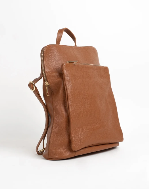 Mochila de piel color marron, bolsillos con cremallera, asas ajustables y base reforzada. Calidad y diseño