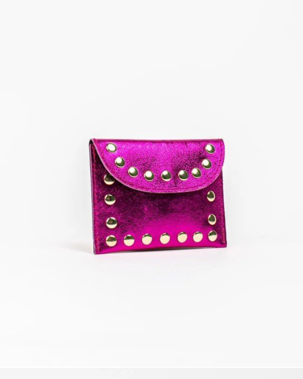 Monedero de piel autentica con tachuelas fucsia. comprar accesorios de piel