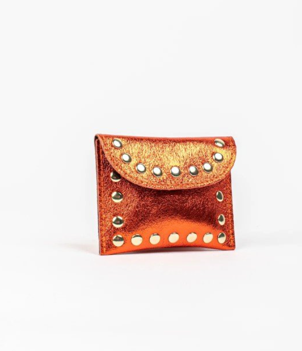 monedero de cuero autentico y calidad en color naranja con detalles de tachuelas. estilo new rock
