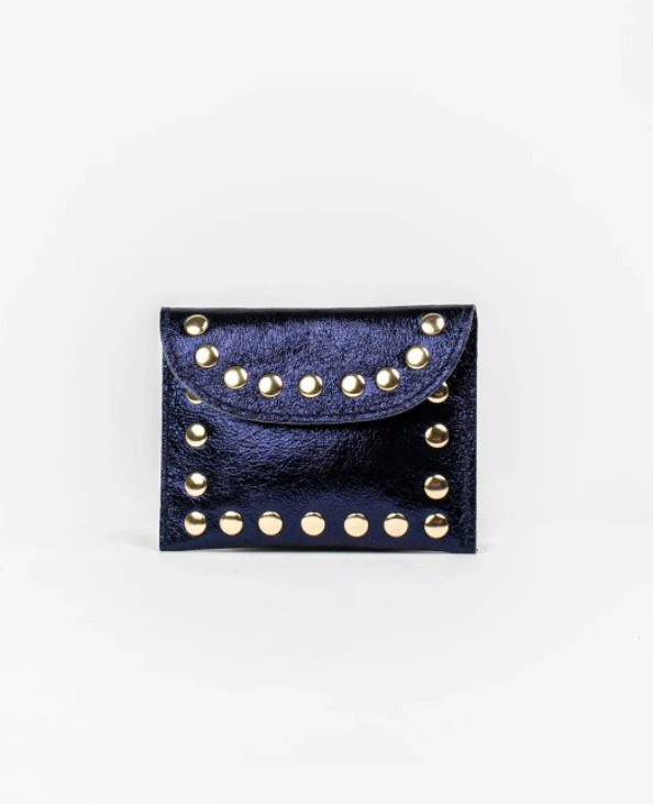 monedero de cuero artesanal azul con tachuelas, estilo new rock. accesorios de piel de calidad