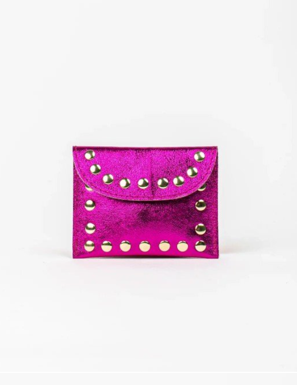 monedero de cuero verdadero fucsia con tachuelas. para un look boho chic