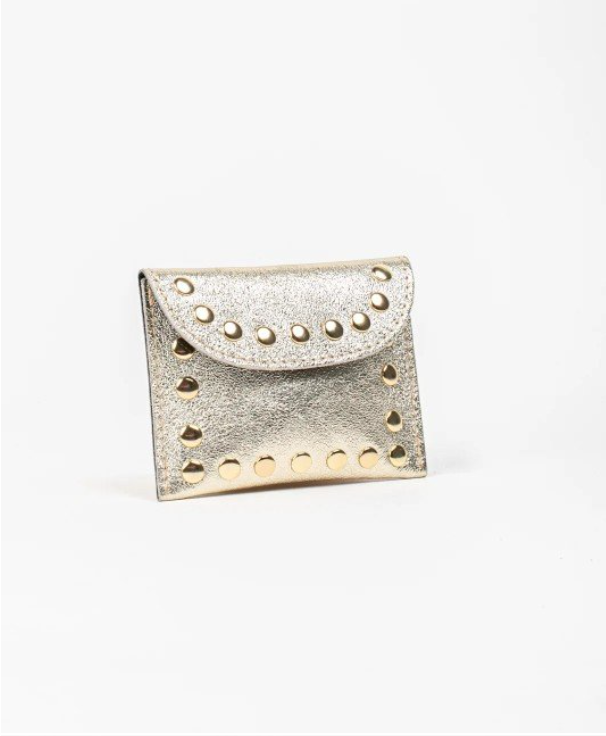monedero de piel de calidad color plateado. con tachuelas estilo rockero y chic