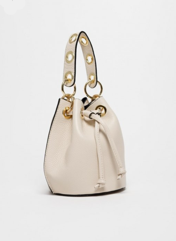 mini bag de piel, con cadena para llevar de bandolera color oro. cuero de calidad