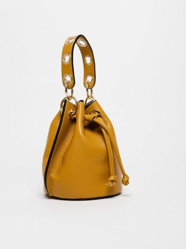 mini bag de piel amarillo, con cadena para llevar de bandolera color oro. cuero de calidad