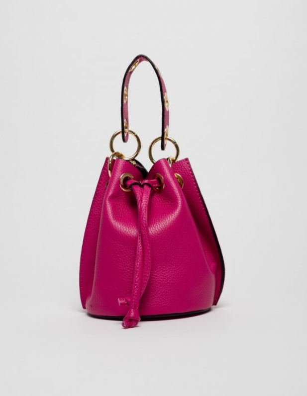 mini bag de piel fucsia, con cadena para llevar de bandolera color oro. cuero de calidad